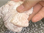 鶏のから揚げを揚げる